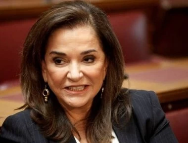 Με τα εγγόνια της ψήφισε η Ντ. Μπακογιάννη: «Σήμερα είναι η μέρα που μιλάνε οι πολίτες» (φωτο)